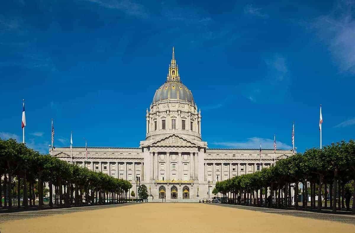 San Francisco City Hall, which hosts an 80 kW solar installation on its roof.